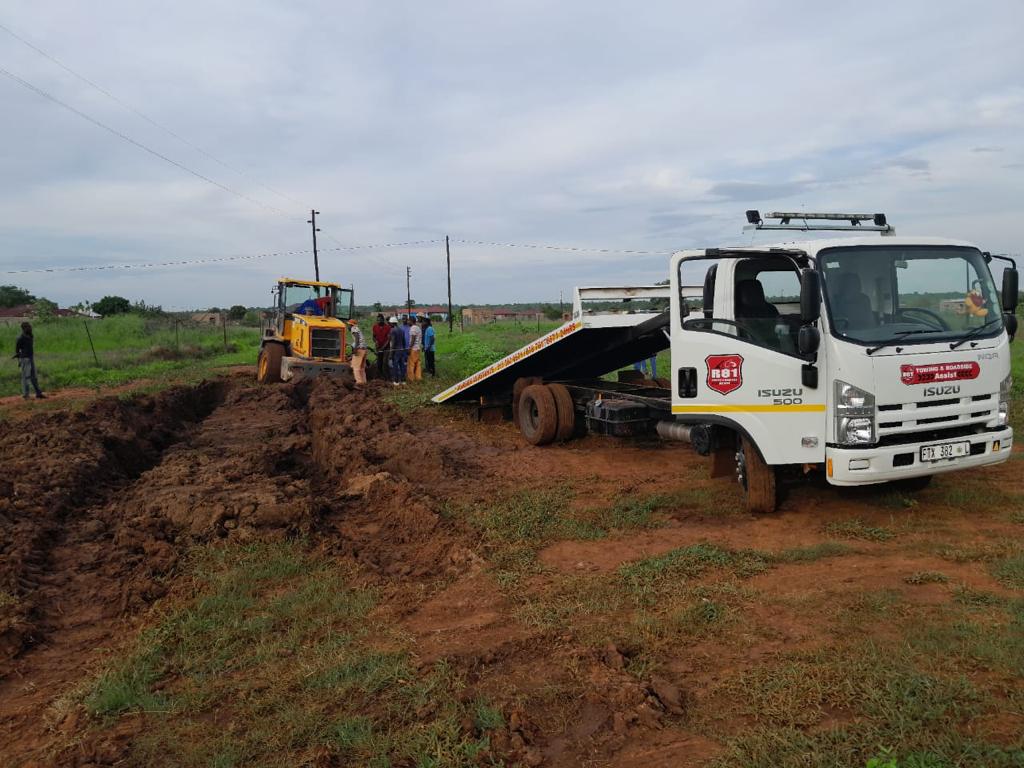 R81 Emergency towing service - professional tow truck loading vehicle